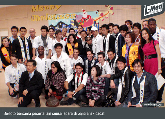 Berfoto bersama peserta lain seusai acara di panti anak cacat