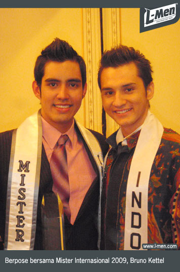 Berpose bersama Mister Internasional 2009, Bruno Kettels