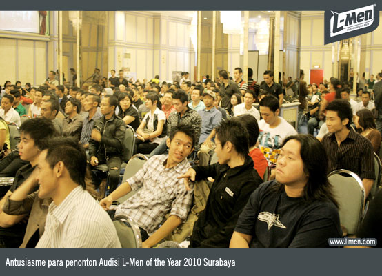 Antusiasme para penonton Audisi L-Men of the Year 2010 Surabaya Antusiasme para penonton Audisi L-Men of the Year 2010 Surabaya