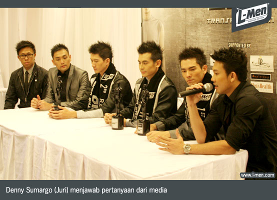 Denny Sumargo (Juri) menjawab pertanyaan dari media Denny Sumargo (Juri) menjawab pertanyaan dari media