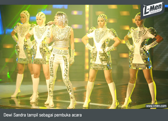 Dewi Sandra tampil sebagai pembuka acara Dewi Sandra tampil sebagai pembuka acara