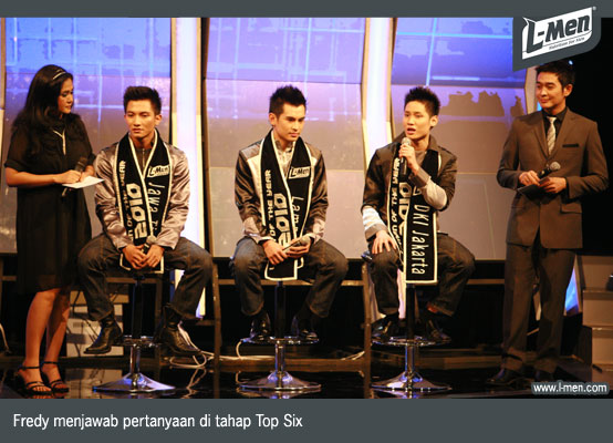 Fredy menjawab pertanyaan di tahap Top Six Fredy menjawab pertanyaan di tahap Top Six