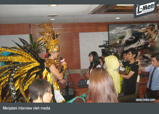 Menjalani interview oleh media Menjalani interview oleh media