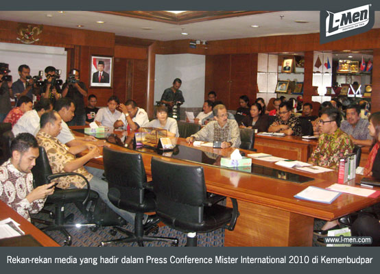 Rekan-rekan media yang hadir dalam Press Conference Mister International 2010 di Kemenbudpar Rekan-rekan media yang hadir dalam Press Conference Mister International 2010 di Kemenbudpar