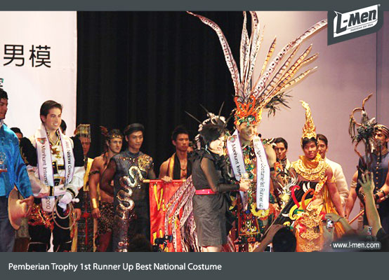 Pemberian-Trophy-1st-Runner-Up-Best-National-Costume