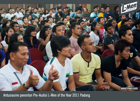 Antusiasme penonton Pre-Audisi L-Men of the Year 2011 Padang