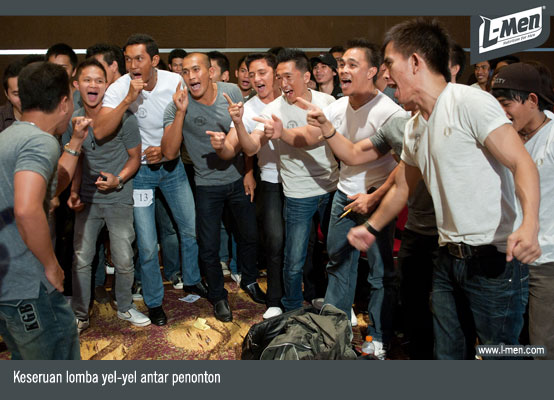 Keseruan lomba yel-yel antar penonton