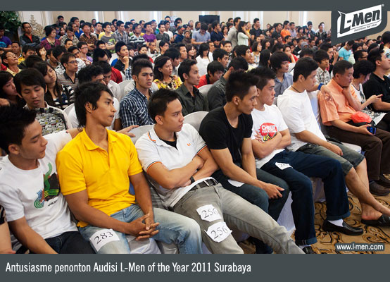 Antusiasme penonton Audisi L-Men of the Year 2011 Surabaya