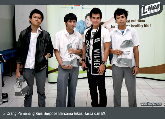 3 Orang Pemenang Kuis Berpose Bersama Rikas Harsa dan MC