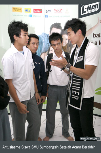 Antusiasme Siswa SMU Sumbangsih Setelah Acara Berakhir
