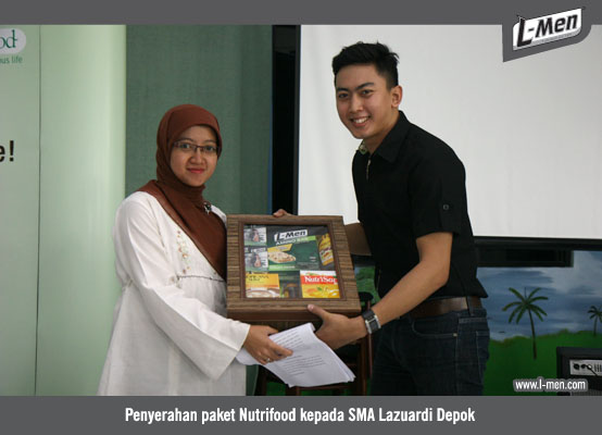 Penyerahan paket Nutrifood kepada SMA Lazuardi Depok