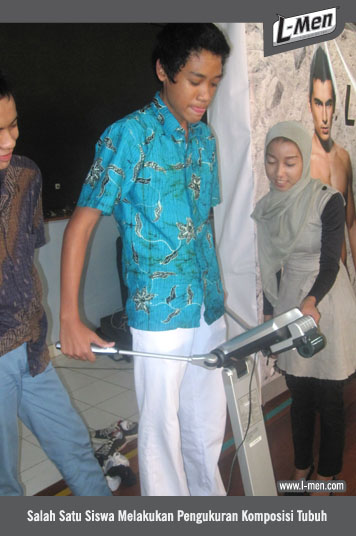 Salah Satu Siswa Melakukan Pengukuran Komposisi Tubuh