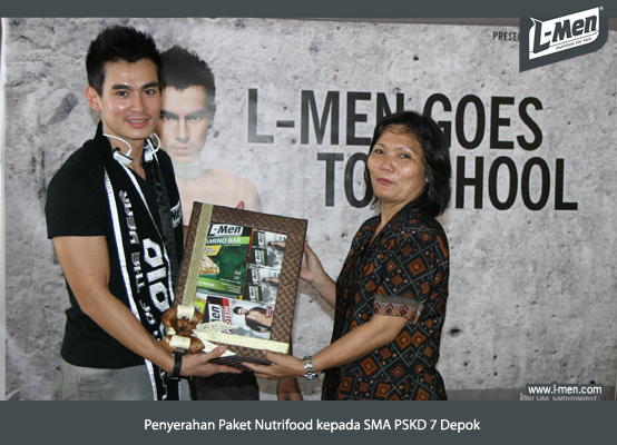 Penyerahan Paket Nutrifood kepada SMA PSKD 7 Depok
