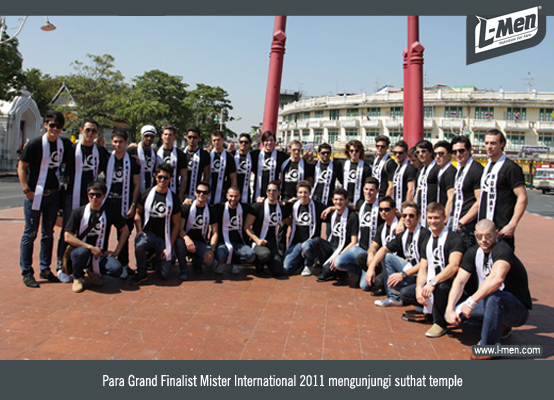 Para Grand Finalist Mister International 2011 mengunjungi suthat temple