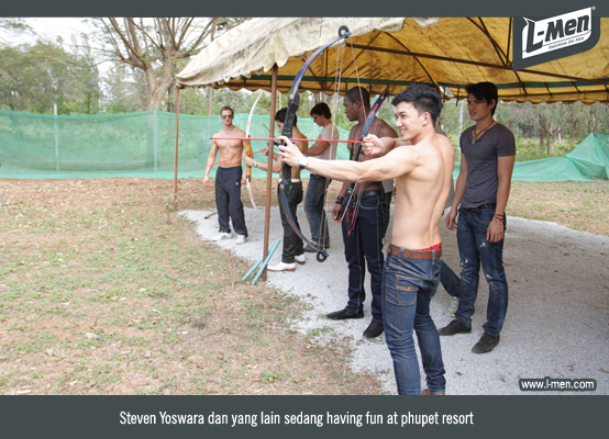 teven Yoswara dan yang lain sedang having fun at phupet resort