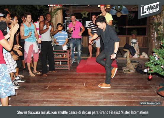 Steven Yoswara melakukan shuffle dance di depan para Grand Finalist Mister International