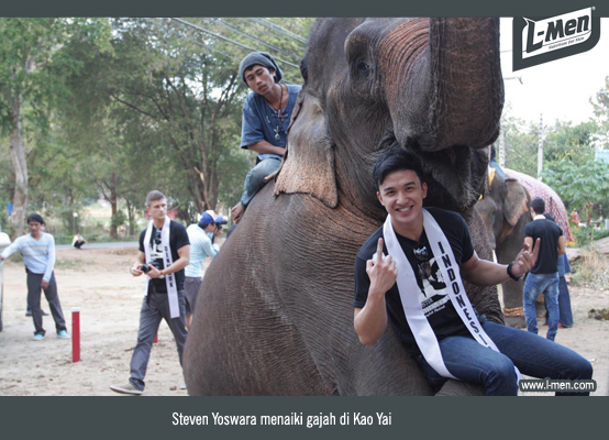 Steven Yoswara menaiki gajah di Kao Yai