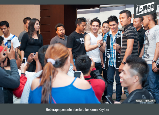 Beberapa penonton berfoto dengan Rayhan