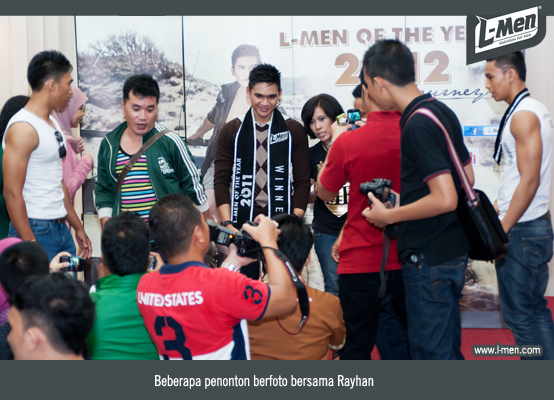 Kemeriahan para penonton Pre-Audisi LOTY 2012 Makassar Kemeriahan para penonton Pre-Audisi LOTY 2012 Makassar