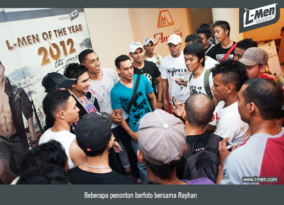 Beberapa penonton berfoto dengan Rayhan Beberapa penonton berfoto dengan Rayhan
