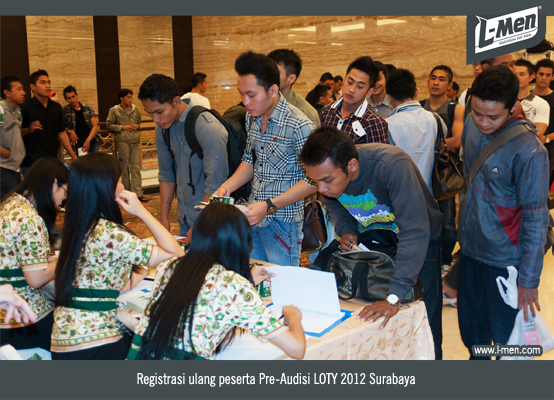 Suasana registrasi ulang peserta Pre-Audisi LOTY 2012 Surabaya