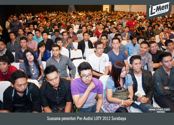 Suasana para penonton Pre-Audisi LOTY 2012 Surabaya