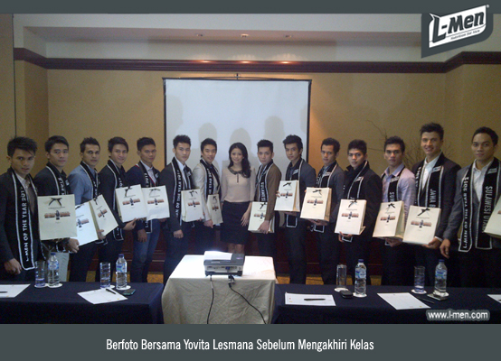 Berfoto Bersama Yovita Lesmana Sebelum Mengakhiri Kelas Berfoto Bersama Yovita Lesmana Sebelum Mengakhiri Kelas