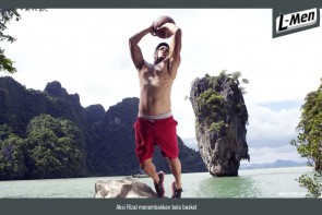 Aksi Rizal menembakkan bola basket