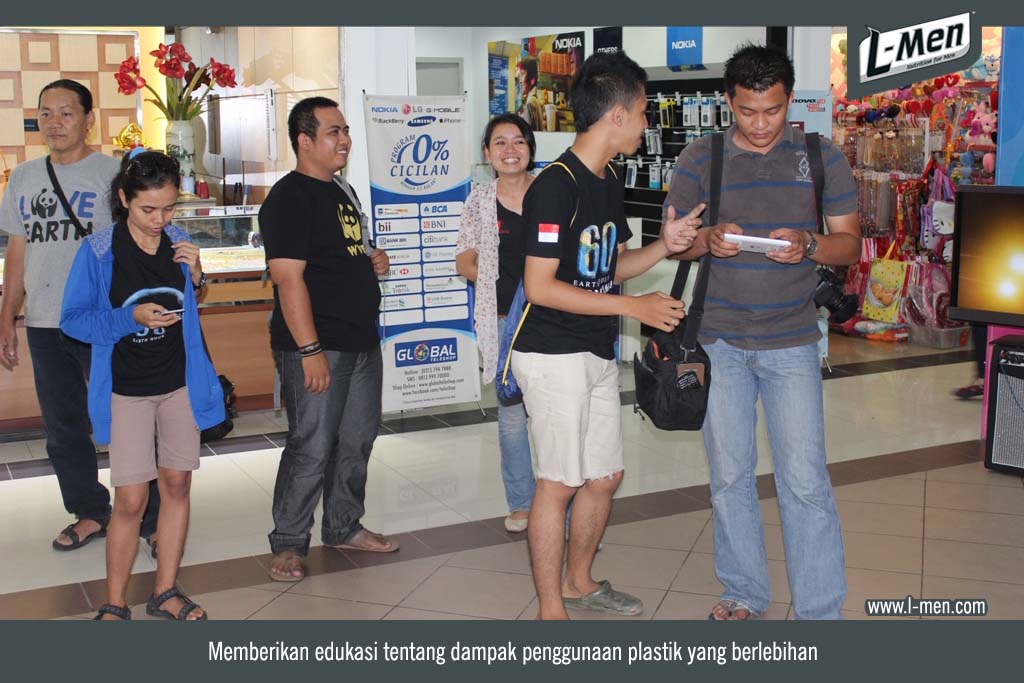 Memberikan edukasi tentang dampak penggunaan plastik yang berlebihan