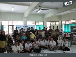 Foto bersama penghuni panti Foto bersama penghuni panti