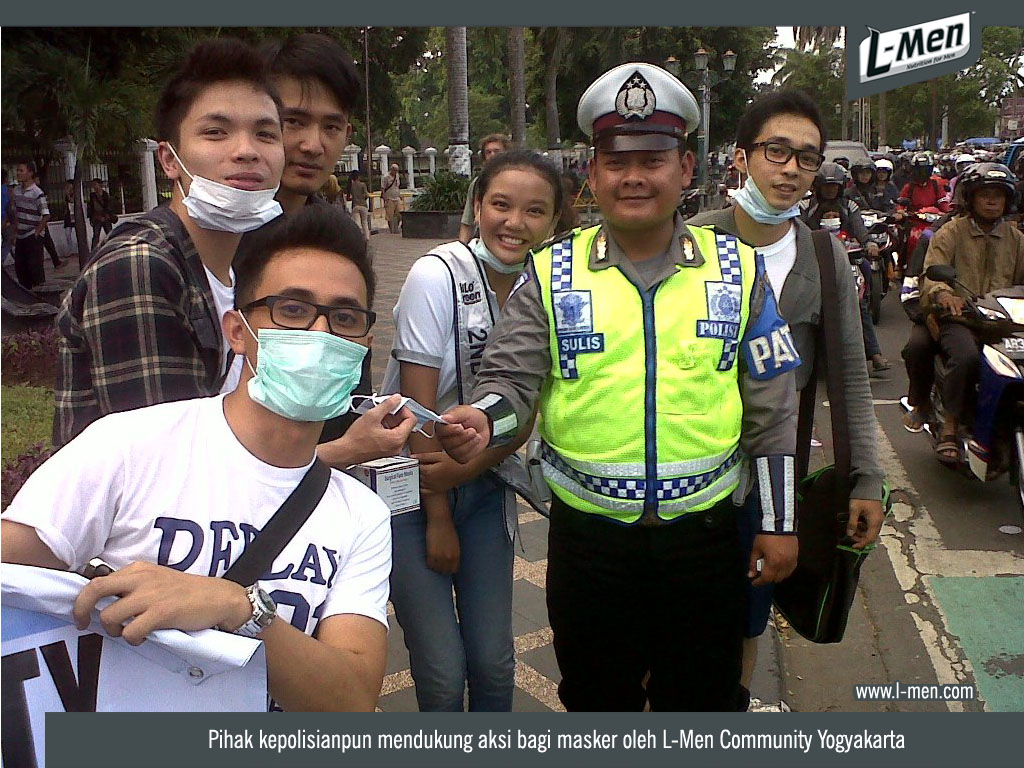 Pihak kepolisianpun mendukung aksi bagi masker oleh L-Men Community Yogyakarta