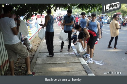 Bersih-bersih area car free day