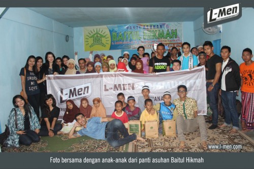 Foto bersama dengan anak-anak dari panti asuhan Baitul Hikmah