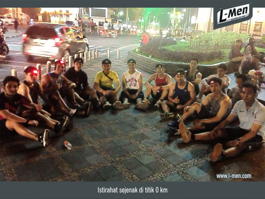 Istirahat sejenak di titik 0 km