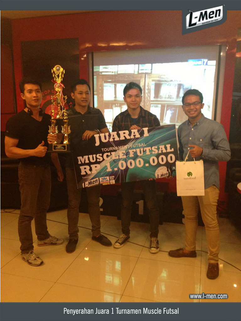 Penyerahan Juara 1 Turnamen Muscle Futsal