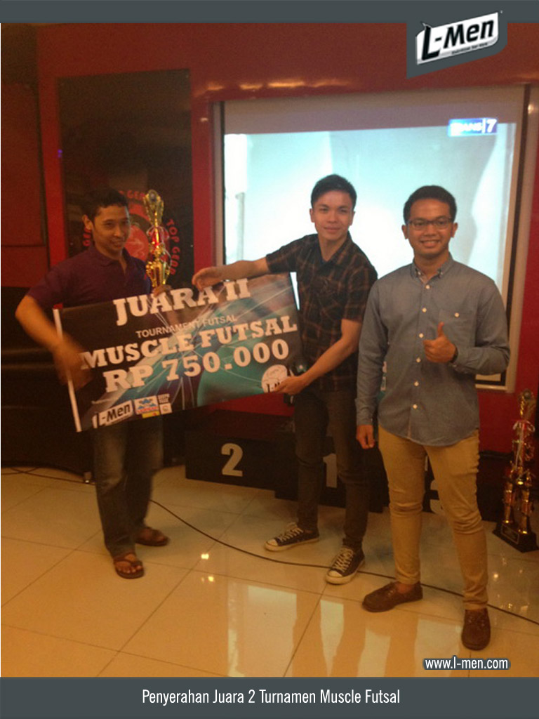 Penyerahan Juara 2 Turnamen Muscle Futsal