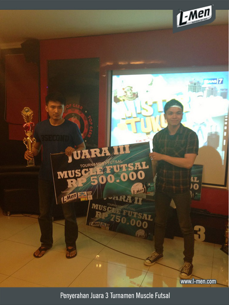 Penyerahan Juara 3 Turnamen Muscle Futsal