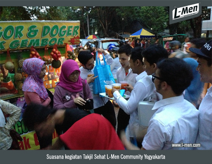 Suasana kegiatan Takjil Sehat L-Men Community Yogyakarta