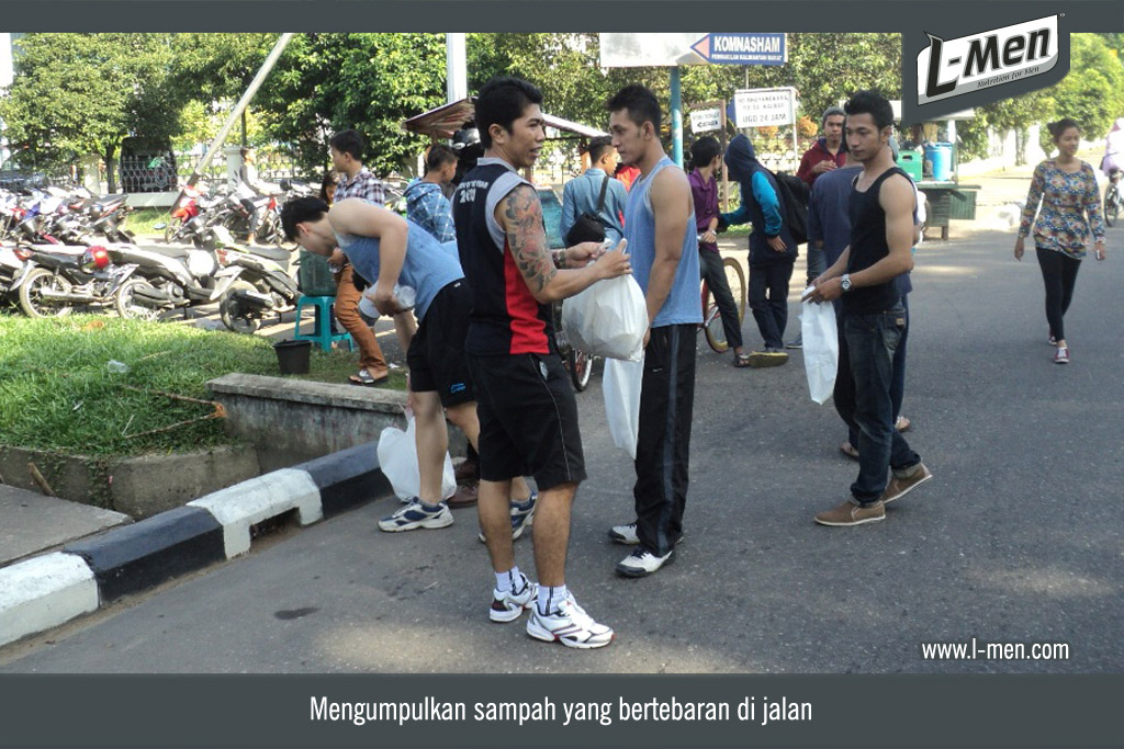 Mengumpulkan sampah yang bertebaran di jalan