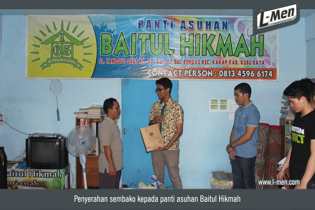 Penyerahan sembako kepada panti asuhan Baitul Hikmah