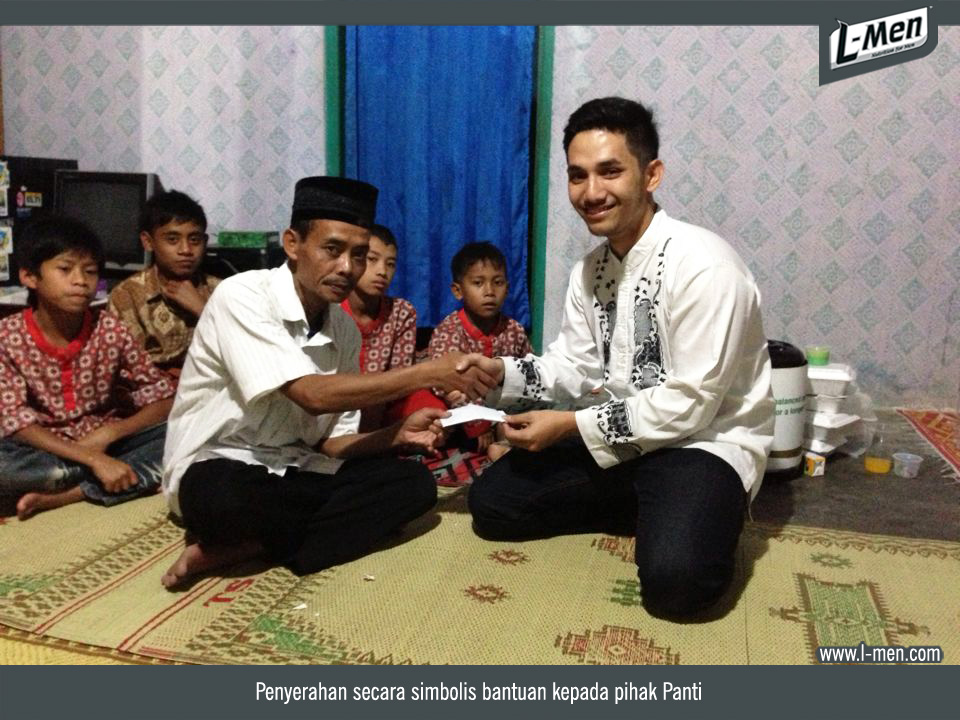 Penyerahan secara simbolis bantuan kepada pihak Panti
