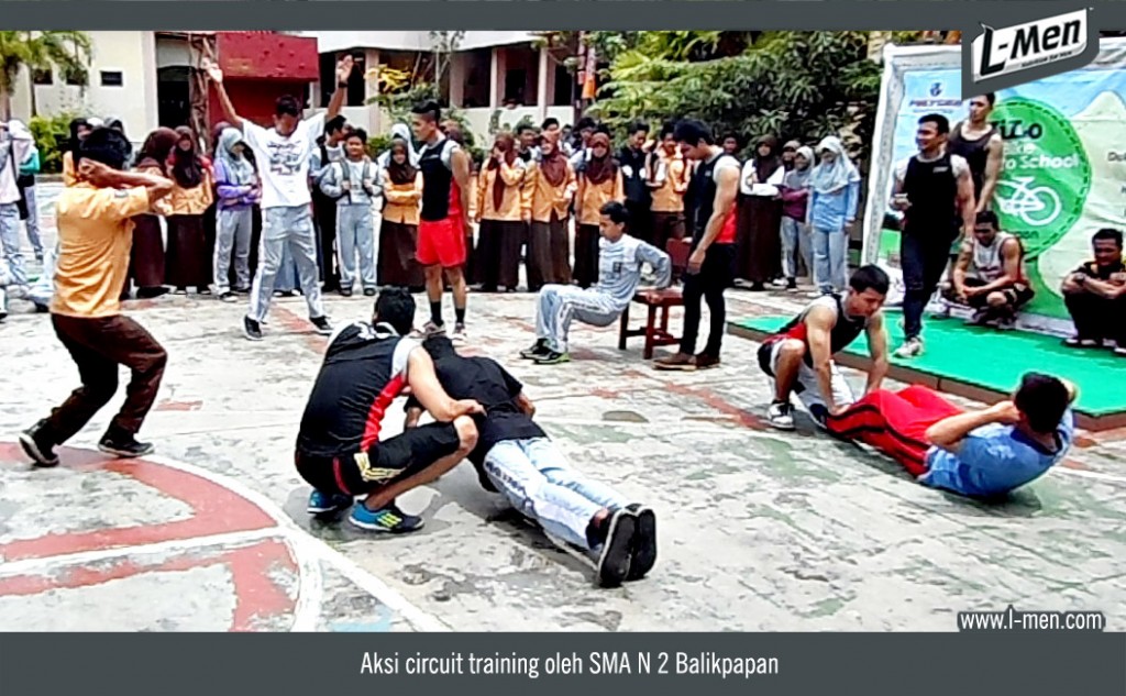 Aksi circuit training oleh SMA N 2 Balikpapan