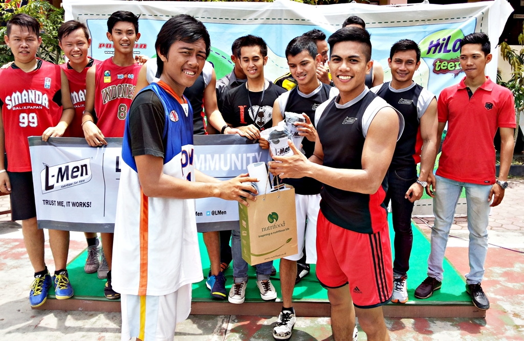 Penyerahan hadiah kepada pemenang 3 ON 3 Challenge
