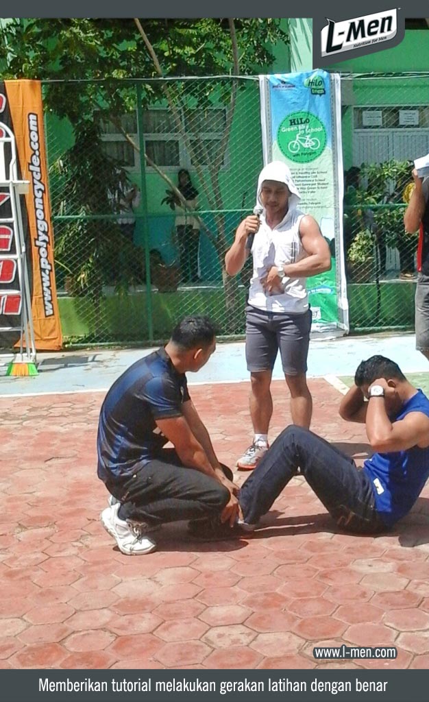 Memberikan tutorial melakukan gerakan latihan dengan benar