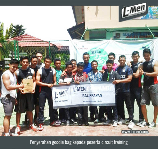Penyerahan goodie bag kepada peserta circuit training