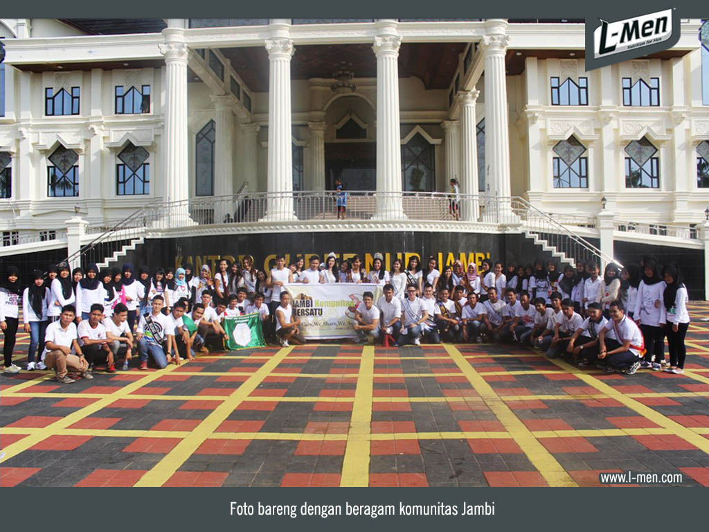 Foto bareng dengan beragam komunitas Jambi