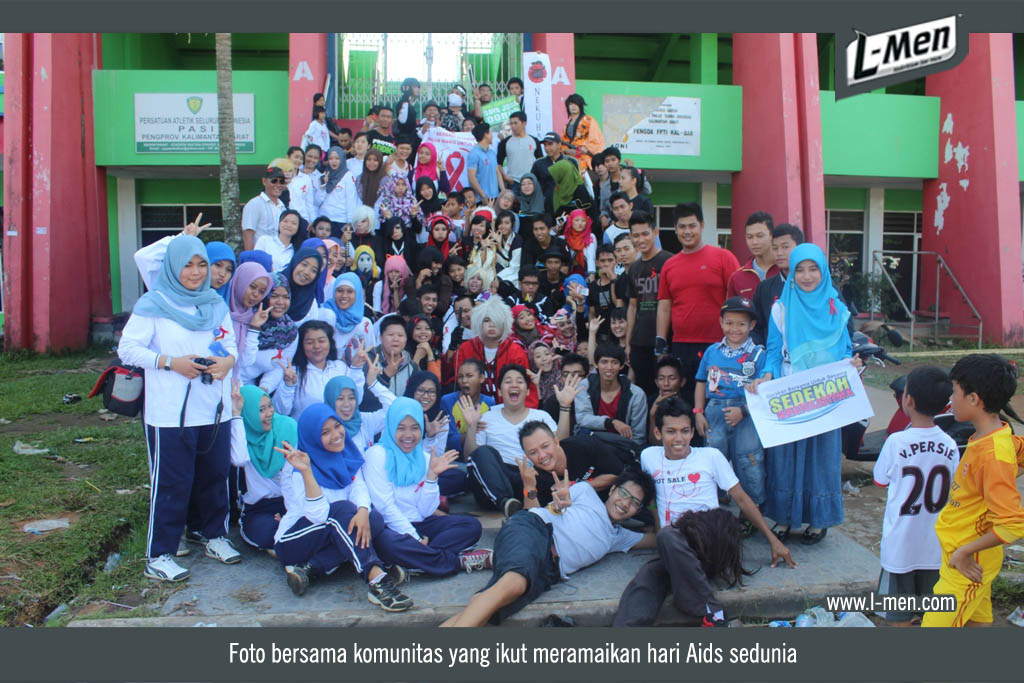 Foto bersama komunitas yang ikut meramaikan hari Aids sedunia