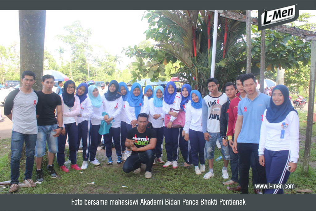 Foto bersama mahasiswi Akademi Bidan Panca Bhakti Pontianak