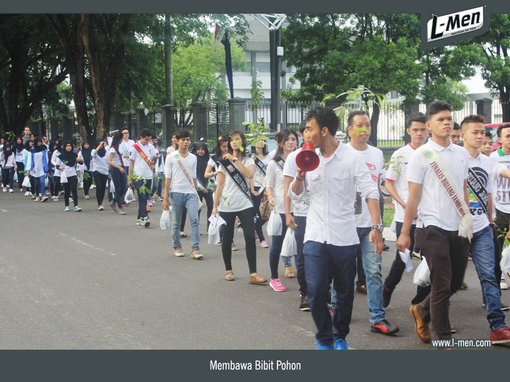 Membawa Bibit Pohon